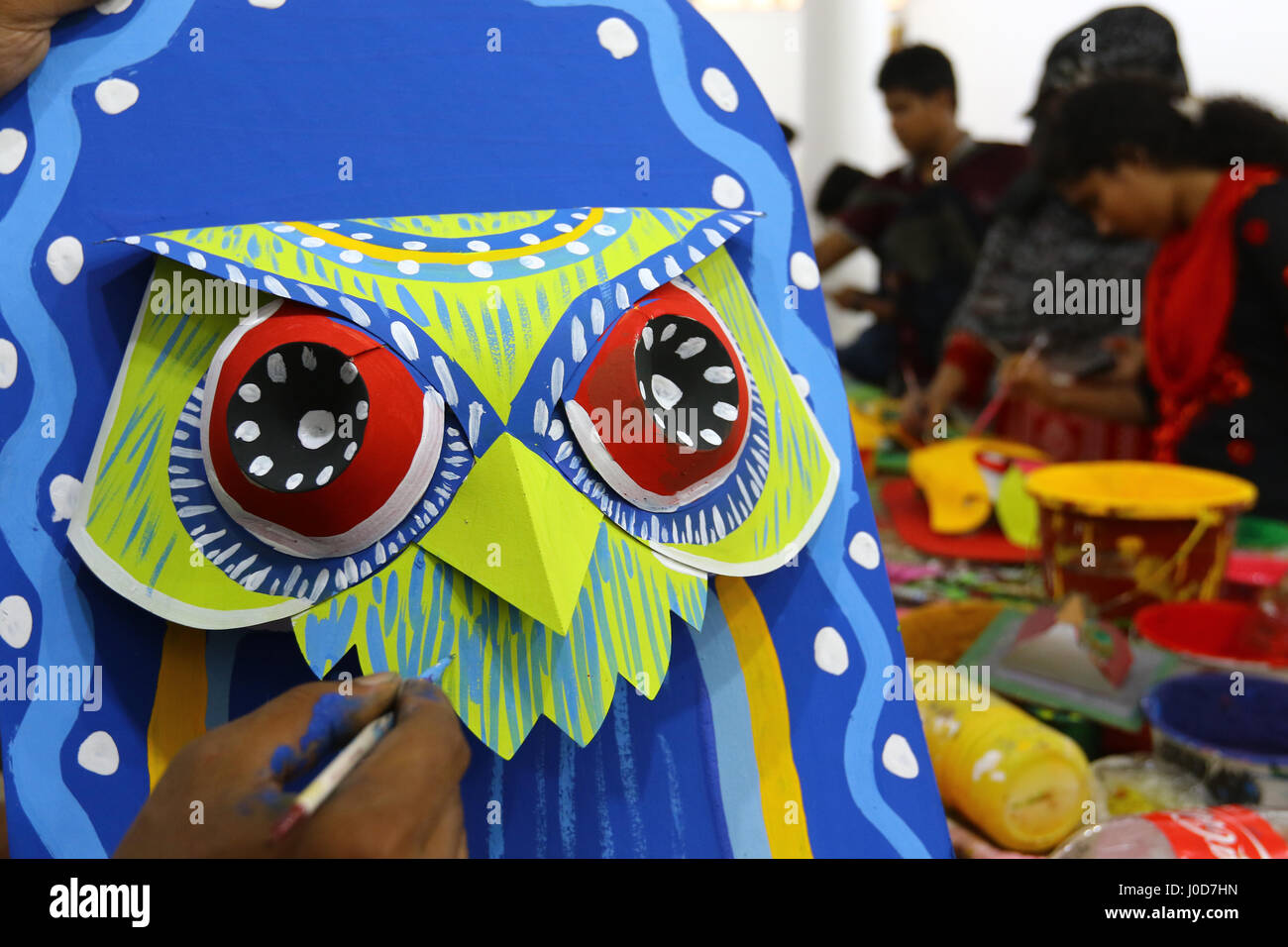 Dhaka, Bangladesh. 12 avr, 2017. Un étudiant de l'Université d'art peint un masque dans le cadre de la préparation de l'Mangal Shobhajatra Pahela Baishakh festival pour célébrer, le premier jour du premier mois de l'année civile 1425, Bangla à Dhaka, Bangladesh 12 avril 2017. La journée sera célébrée le 14 avril, tandis que l'UNESCO a ajouté Mangal Shobhajatra Pahela sur festival Baishakh parmi d'autres nouveaux éléments à la sauvegarde du patrimoine culturel immatériel liste. Banque D'Images