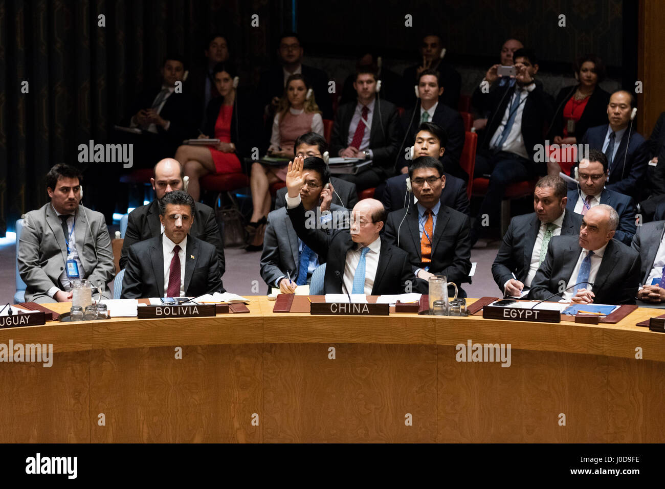 (170412) -- ORGANISATION DES NATIONS UNIES, le 12 avril 2017 (Xinhua) -- Liu Jieyi (C, avant), représentant permanent de la Chine à l'ONU, voix de s'abstenir sur un projet de résolution du Conseil de sécurité au siège des Nations Unies à New York, le 12 avril 2017. La Russie a opposé son veto mercredi un projet de résolution du Conseil de sécurité de l'Ouest sur une prétendue attaque chimique dans la province du nord-ouest de la Syrie d'Idlib. Représentant permanent de la Chine à l'ONU Liu Jieyi a indiqué que la Chine soutient l'ONU et l'Organisation pour l'interdiction des armes chimiques (OIAC) pour la réalisation d'une vision complète, objective et impartiale sur le relevé Banque D'Images