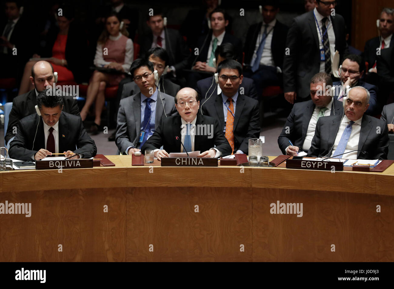 (170412) -- ORGANISATION DES NATIONS UNIES, le 12 avril 2017 (Xinhua) -- Liu Jieyi (C, avant), représentant permanent de la Chine à l'ONU, parle après un vote sur un projet de résolution du Conseil de sécurité au siège des Nations Unies à New York, le 12 avril 2017. La Russie a opposé son veto mercredi un projet de résolution du Conseil de sécurité de l'Ouest sur une prétendue attaque chimique dans la province du nord-ouest de la Syrie d'Idlib. Représentant permanent de la Chine à l'ONU Liu Jieyi a indiqué que la Chine soutient l'ONU et l'Organisation pour l'interdiction des armes chimiques (OIAC) pour la réalisation d'une vision complète, objective et impartiale sur re Banque D'Images