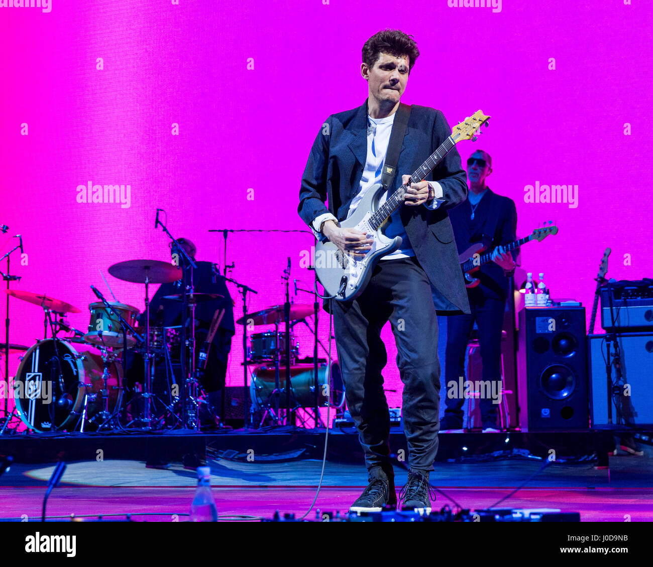 Chicago, Illinois, USA. Apr 11, 2017. STEVE JORDAN, John Mayer et PINO PALLADINO au United Center au cours de la recherche d'tout ce tour à Chicago, Illinois Crédit : Daniel DeSlover/ZUMA/Alamy Fil Live News Banque D'Images