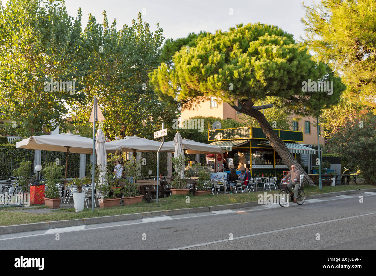LIDO, ITALIE - 23 septembre 2016 : les gens ont reconnu un reste dans l'air extérieur street cafe sur Lungomare Guglielmo Marconi le long de la rue de la mer au coucher du soleil. Li Banque D'Images