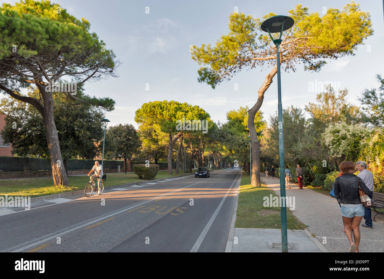 LIDO, ITALIE - 23 septembre 2016 : les personnes non reconnu promenade le long Lungomare Guglielmo Marconi rue de la mer au coucher du soleil. L'île du Lido est connue pour ses 11 km Banque D'Images