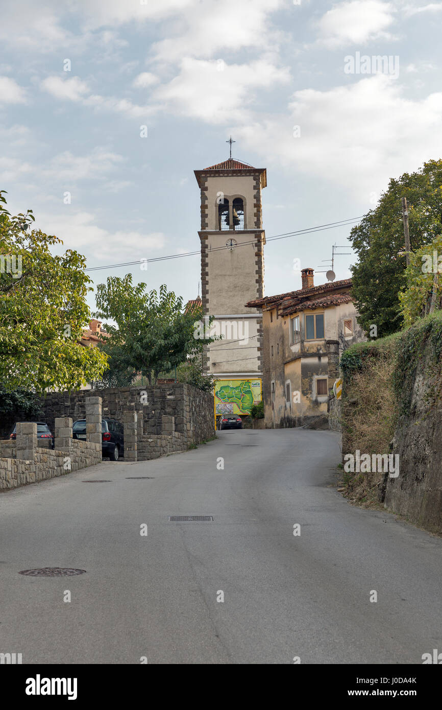 La Slovénie, MEDANA - le 27 septembre 2016 : Centre du village avec l'Eglise de l'Assomption Bell Tower. Le Medana est situé dans les collines de Gorizia, un vin- Banque D'Images
