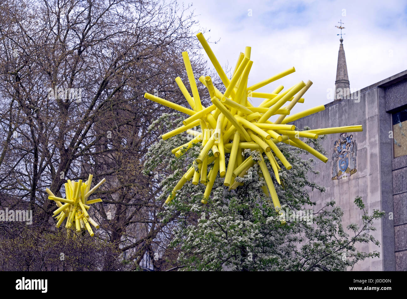 Deux sculptures de l'artiste Duncan McKellar ornent les arbres situés à l'extérieur de l'épave Norwich Union des bureaux à Bristol, Royaume-Uni Banque D'Images