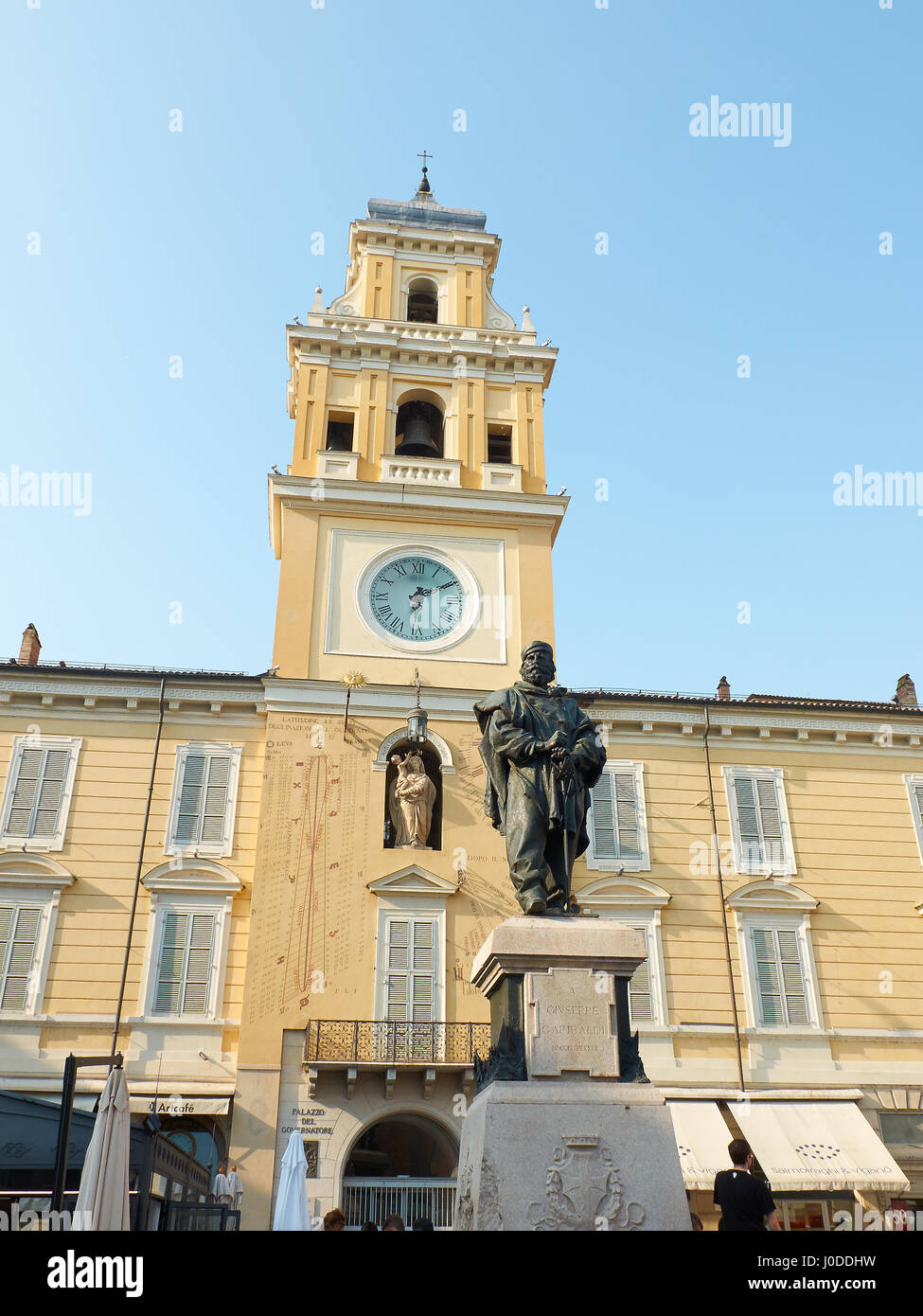 Monument à Giuseppe Garibaldi à Piazza Giuseppe Garibaldi de Parme avec le Palazzo del Governatore en arrière-plan. Emilia- Banque D'Images