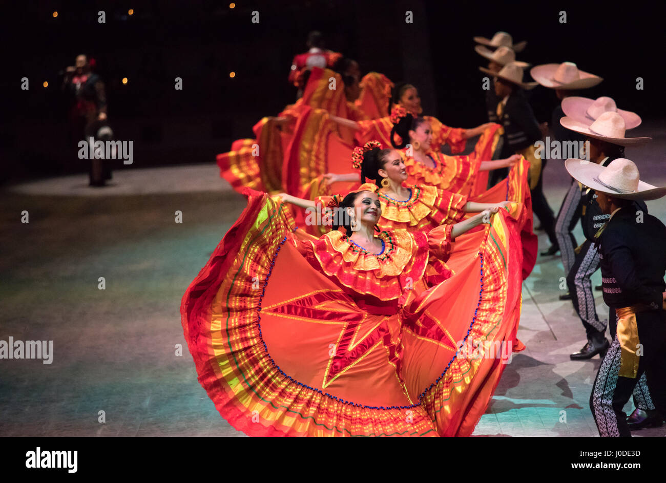 Cancun, Mexique - Mars 16, 2017 : les danseurs dans une vieille robe traditionnelle mexicaine. Banque D'Images