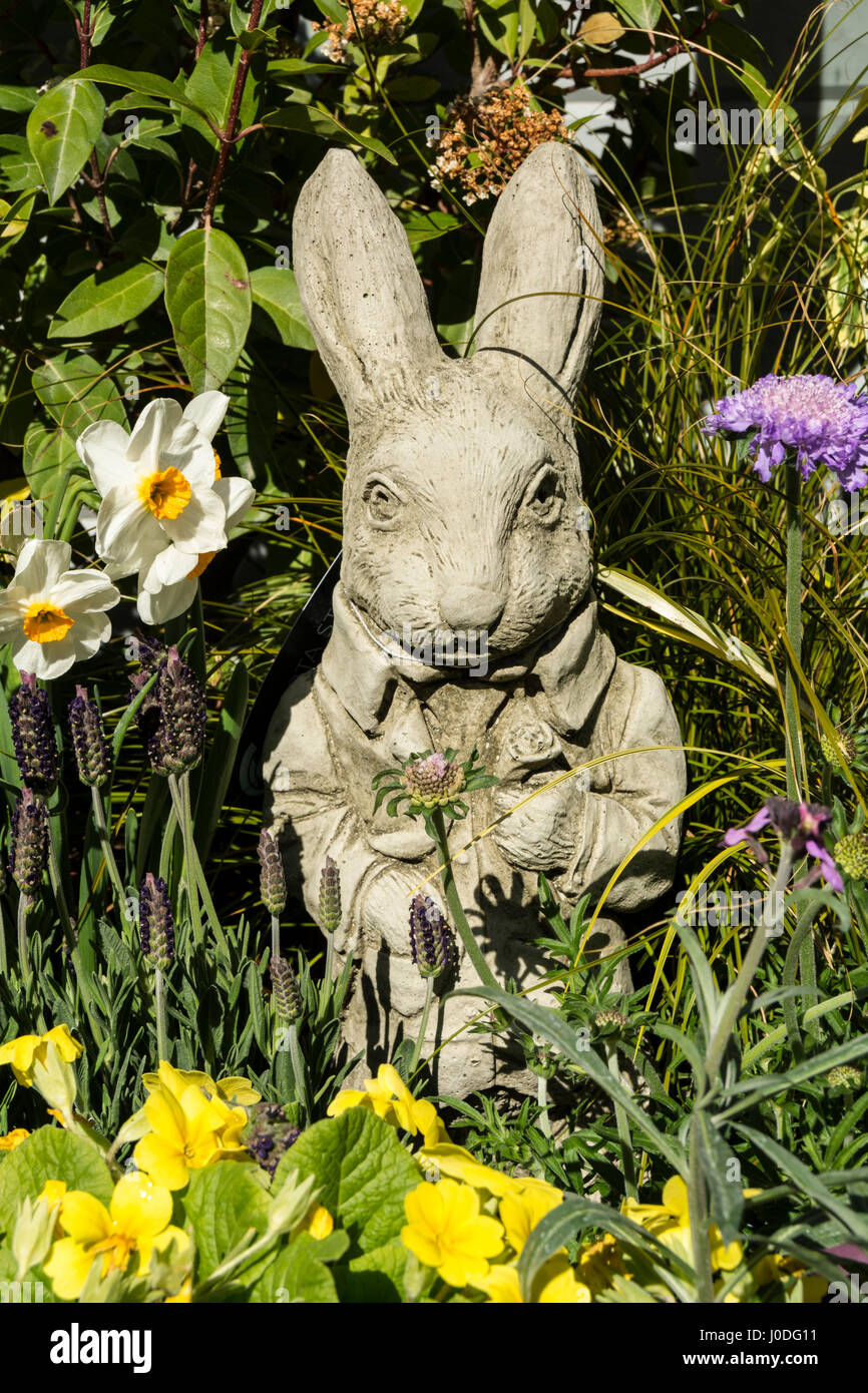 Un lapin de Pâques en céramique caché au milieu des arbustes Banque D'Images