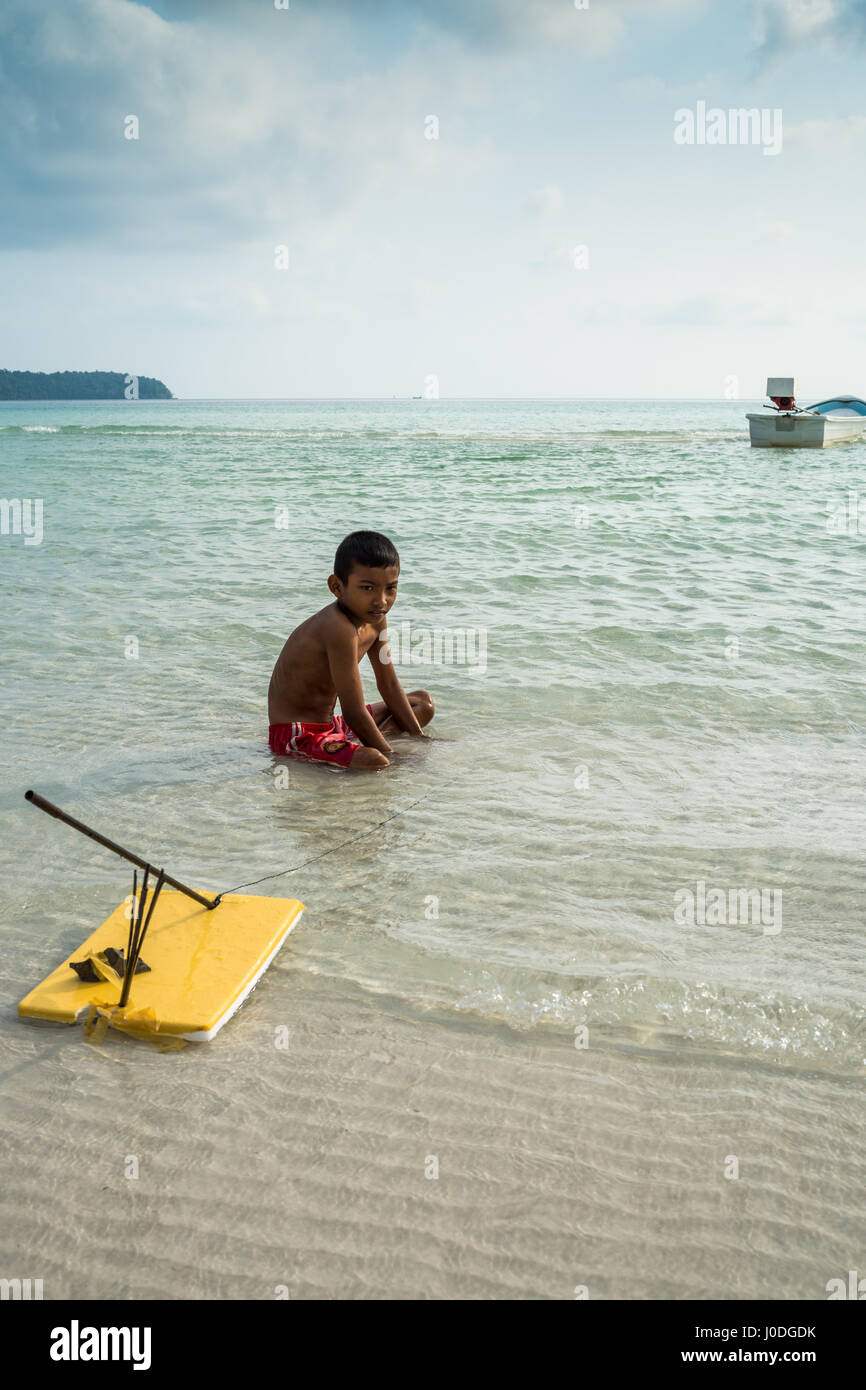 Kid local sur la plage de l'île de Koh Rong Sanloem, au Cambodge, en Asie. Banque D'Images