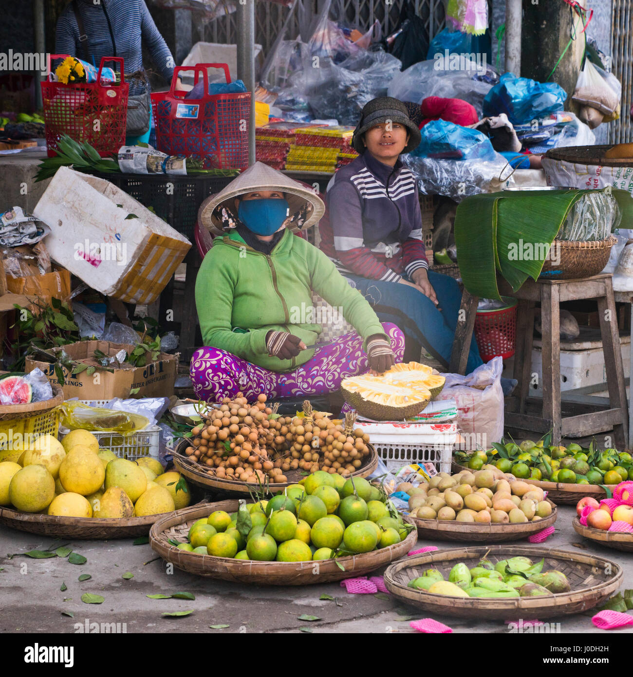 Portrait carré des Vietnamiens vente de fruits sur un marché au Vietnam. Banque D'Images