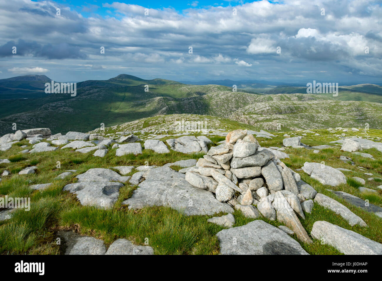 Le pic de Muckish dans la distance à l'extrême gauche, de la sommet nord de Crockfadda, dans le comté de Donegal, Irlande, Banque D'Images