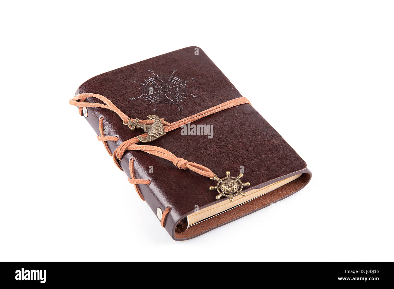 Manuscrit de cuir brun sur une surface blanche. Ordinateur portable isolé sur fond blanc. Banque D'Images