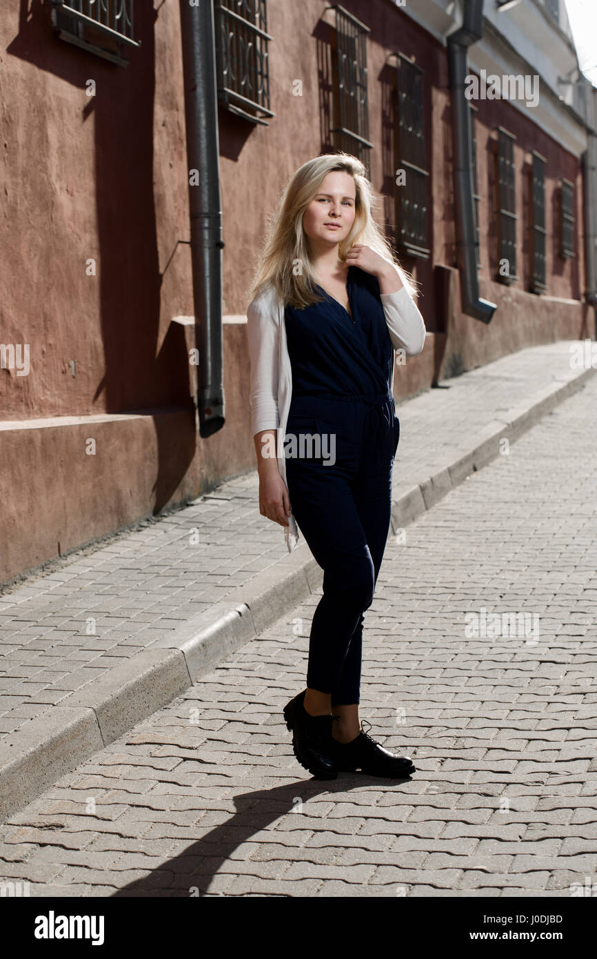 Belle blonde jeune femme marche dans la rue. Flare pour le texte et le design. Fille de vie dans la ville Banque D'Images