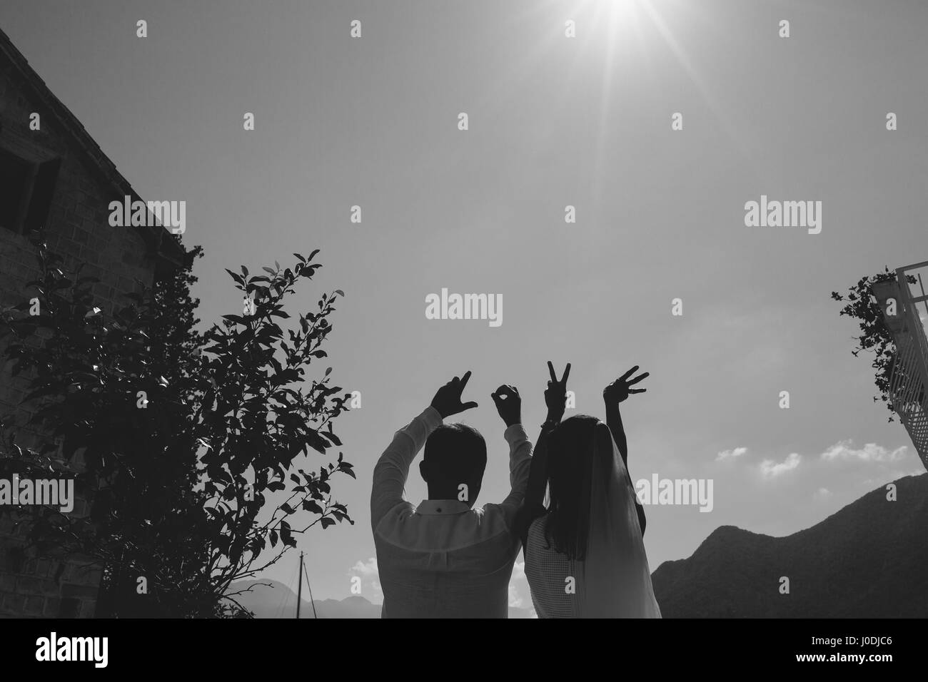 Les nouveaux mariés montrent l'inscription Love Banque D'Images