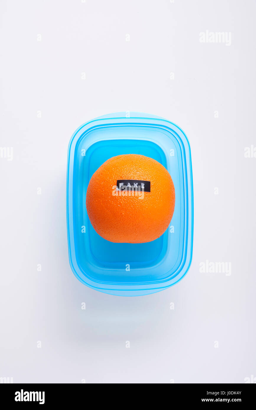 Faux fruits en plastique - orange - peut être utilisé pour les faux concept ou fake news Banque D'Images
