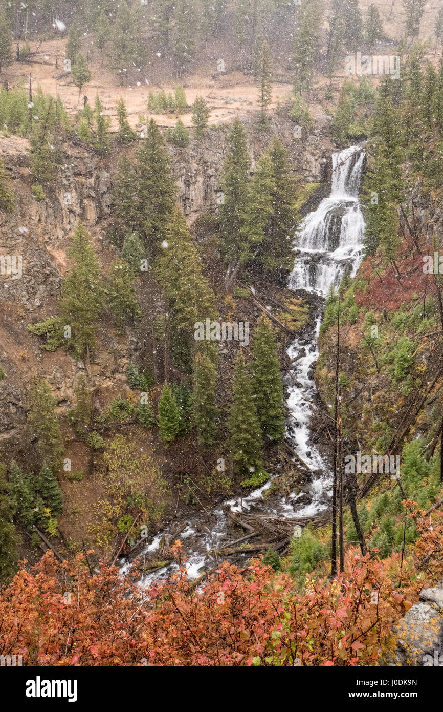 Heinz-günther tombe dans le Parc National de Yellowstone, Wyoming, USA. Lava Creek déborde sur la falaise d'une coulée de basalte qui a été mis en place environ 700 000 Banque D'Images