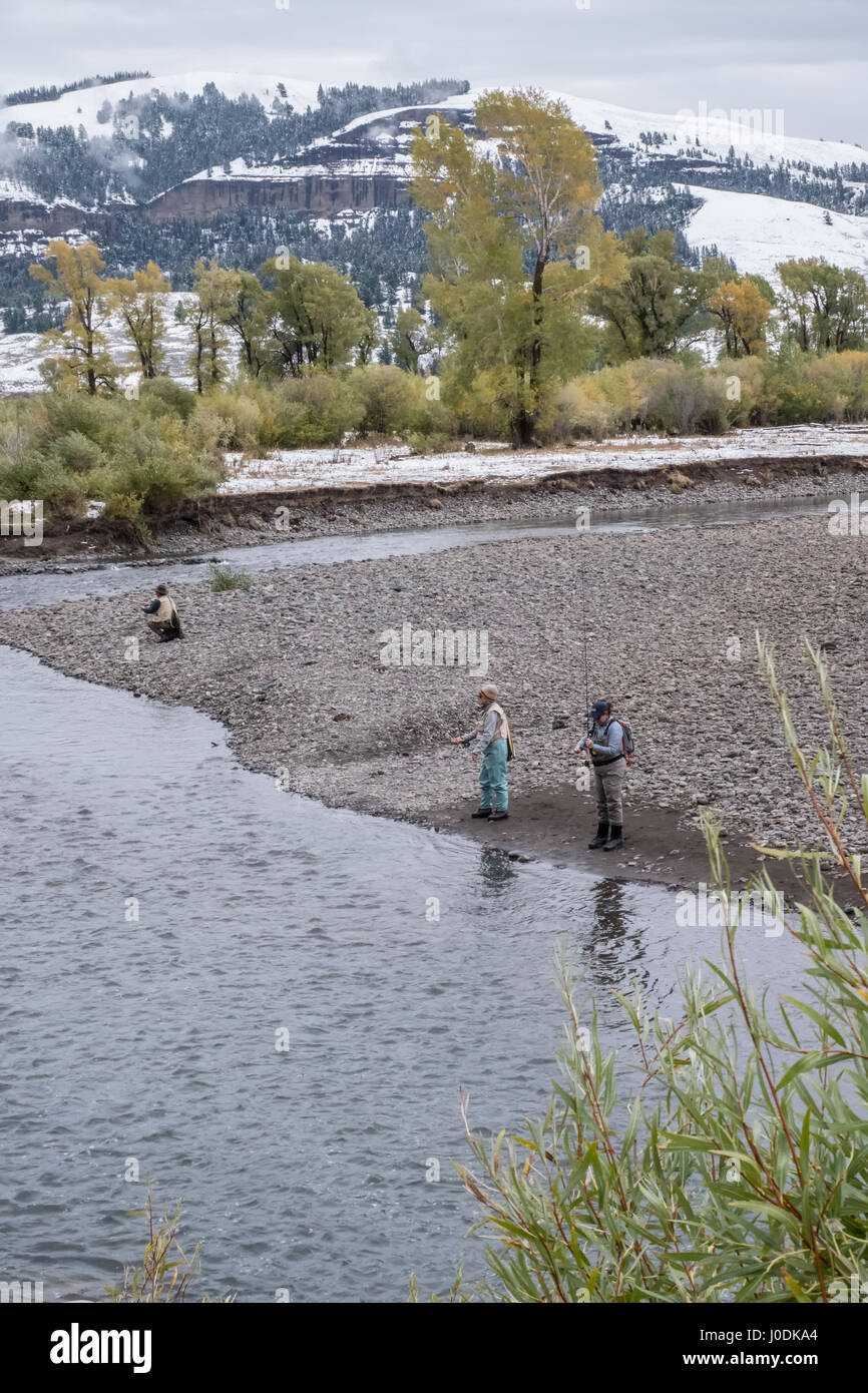 Guide de pêche des femmes demandant à une femme et l'homme au sujet de la pêche de mouche en Soda Butte Creek dans le Parc National de Yellowstone, Wyoming, USA Banque D'Images