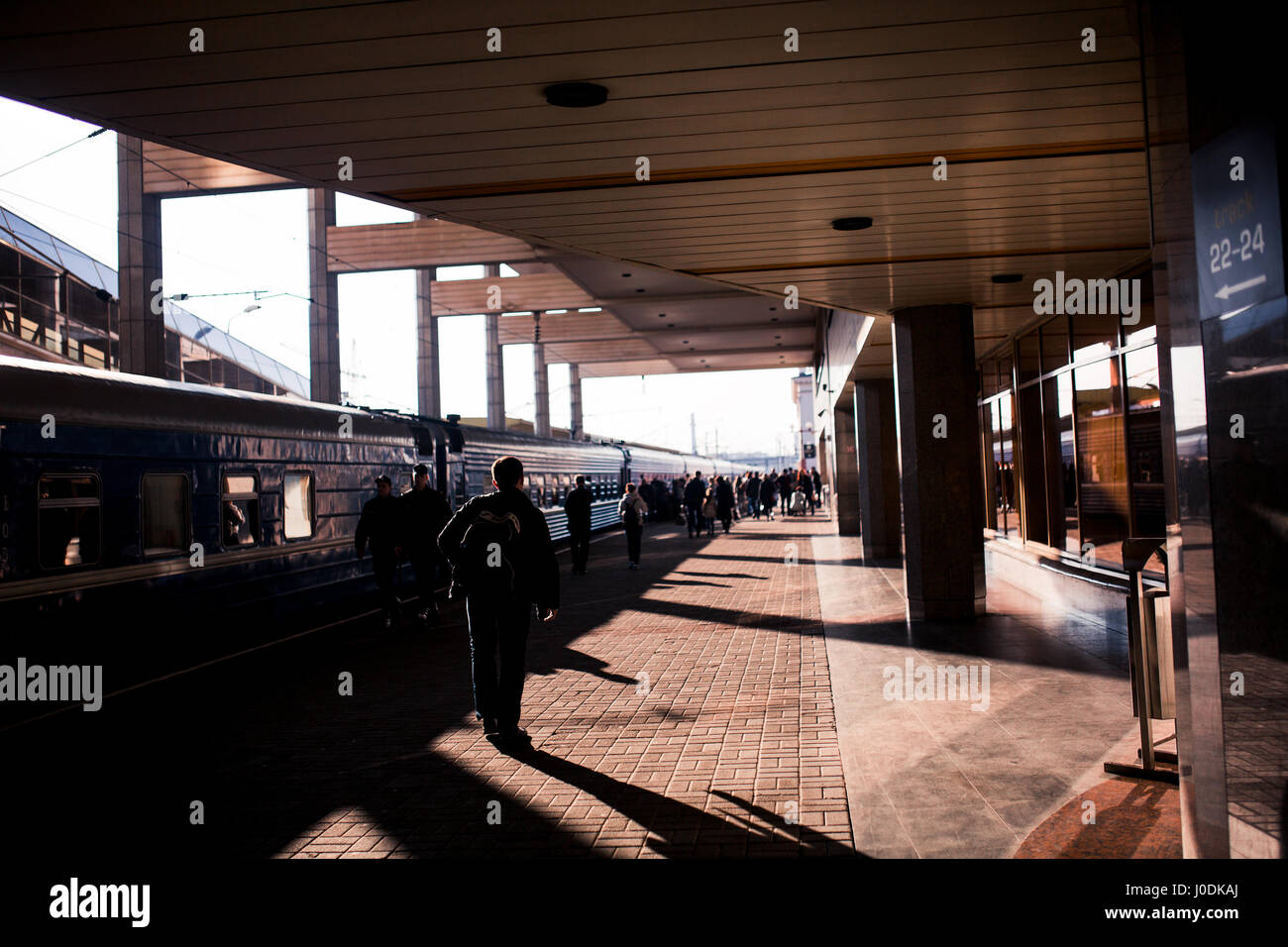 Gare centrale de la ville avec des silhouettes d'habitants. Banque D'Images