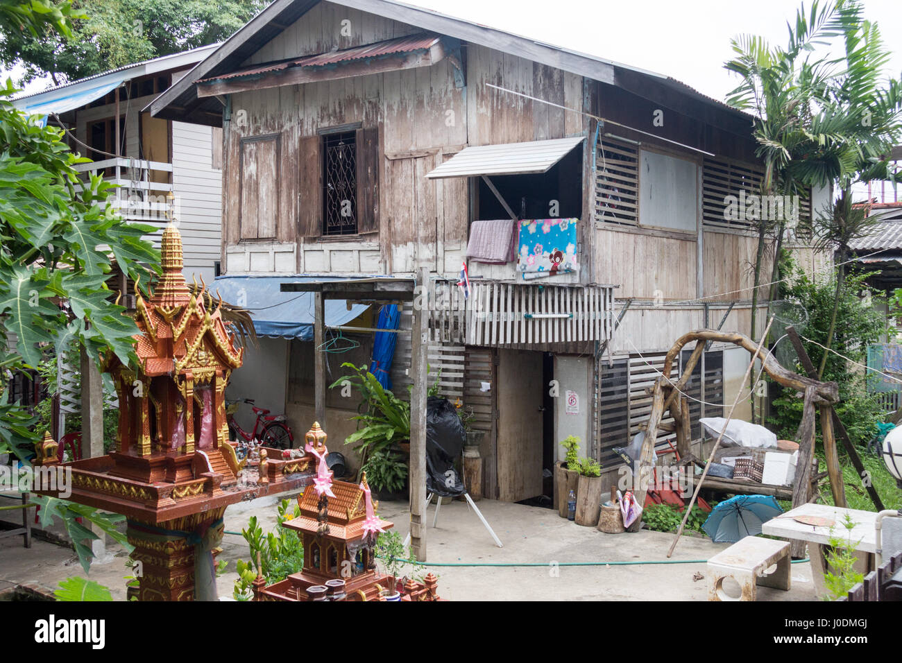 Maison traditionnelle en teck thaï avec spirit house sur Koh Kret, Thaïlande Banque D'Images