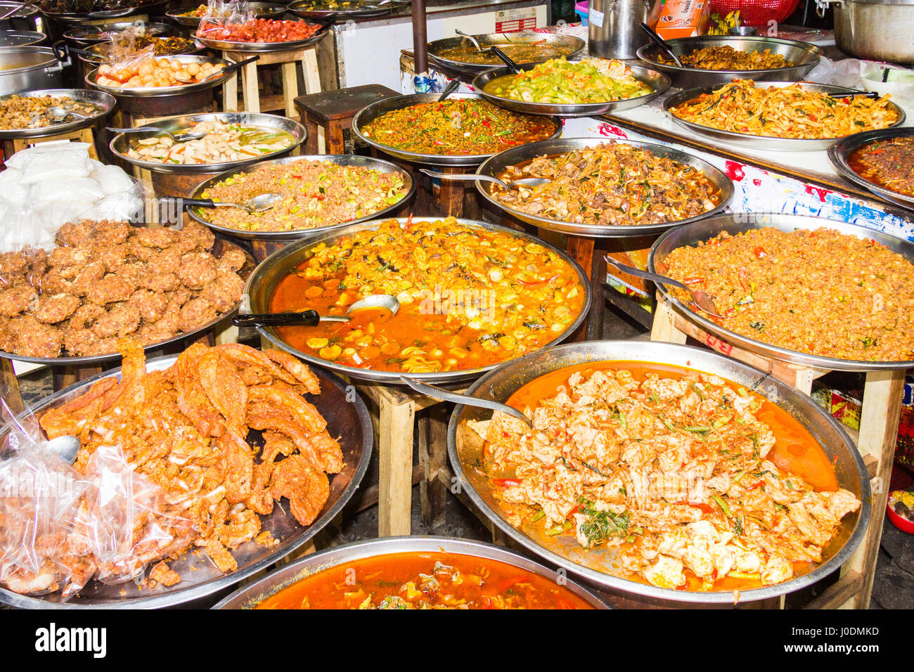 Un assortiment de nourriture thaïe sur des plateaux sur un street food à Bangkok, Thaïlande Banque D'Images