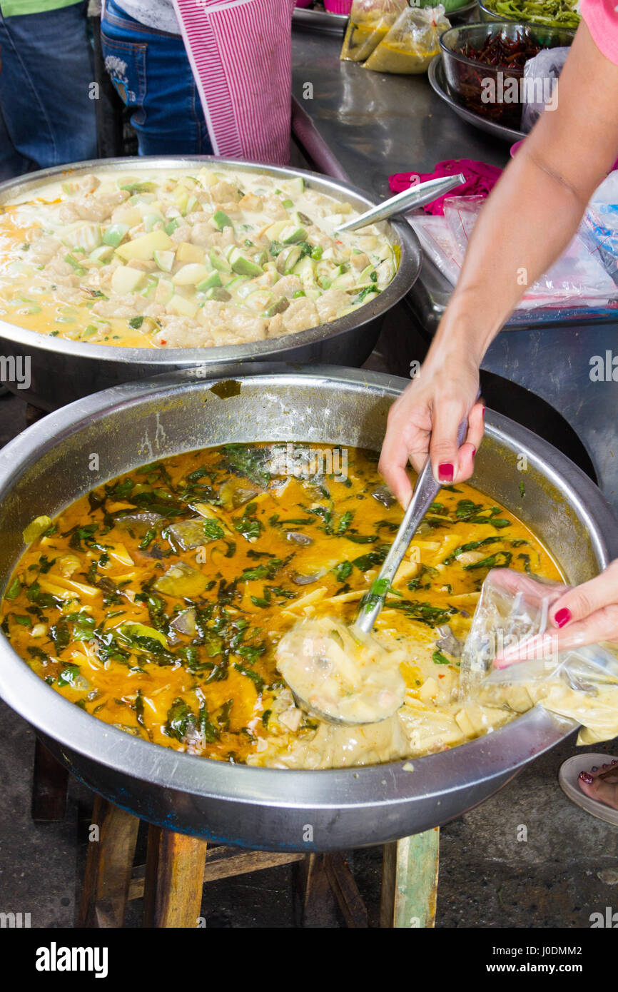 Curry vert thaïlandais servant sur un street food à Bangkok, Thailannd Banque D'Images