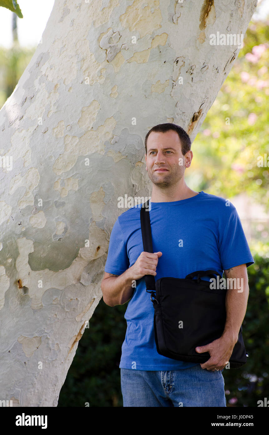 Homme adulte avec un sac pour ordinateur portable sur son épaule. L'homme d'affaires ou l'élève adulte concept. Un nouveau départ pour un nouveau départ. Banque D'Images