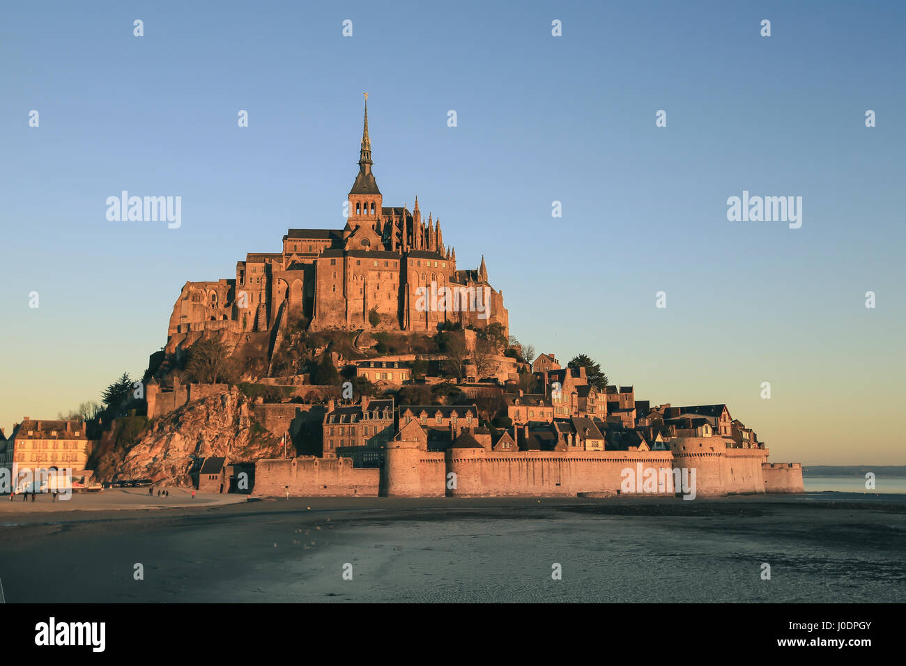 La lumière du matin sur le Mont Saint Michel et c'est la réflexion en Normandie - France Banque D'Images
