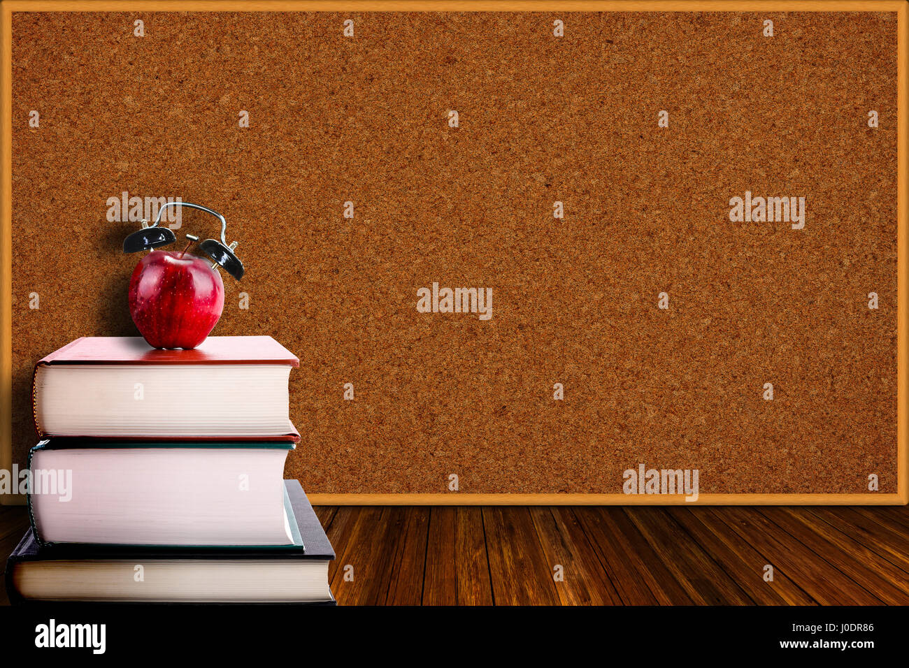 Une pomme rouge avec alarme sur une pile de livres. Le temps de retourner à l'école, conception de l'apprentissage, l'enseignement, l'alphabétisation. Copie de l'espace sur panneau backgroun Banque D'Images
