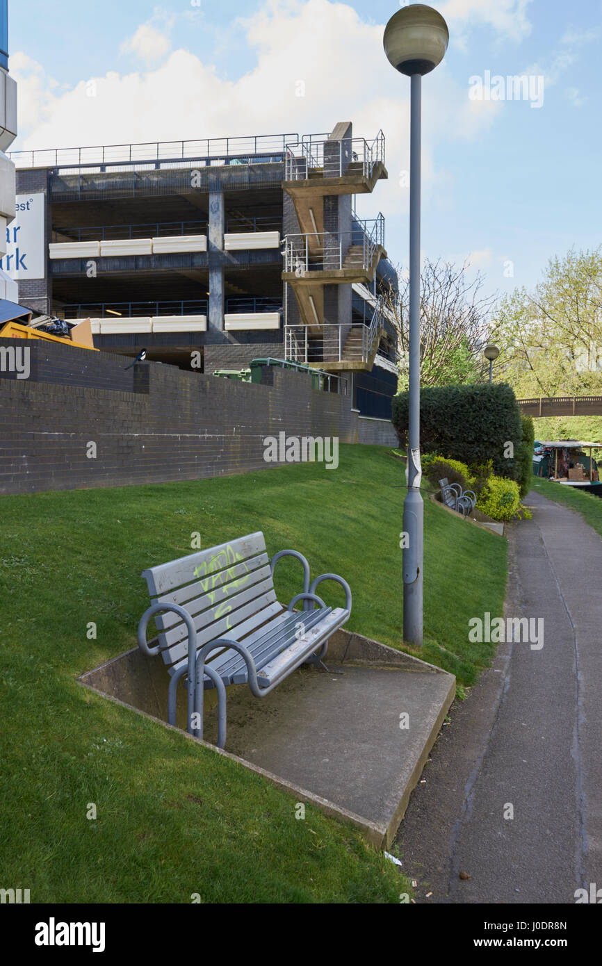 Banc de parc par la lumière sur la rue canal à Brentford UK Banque D'Images