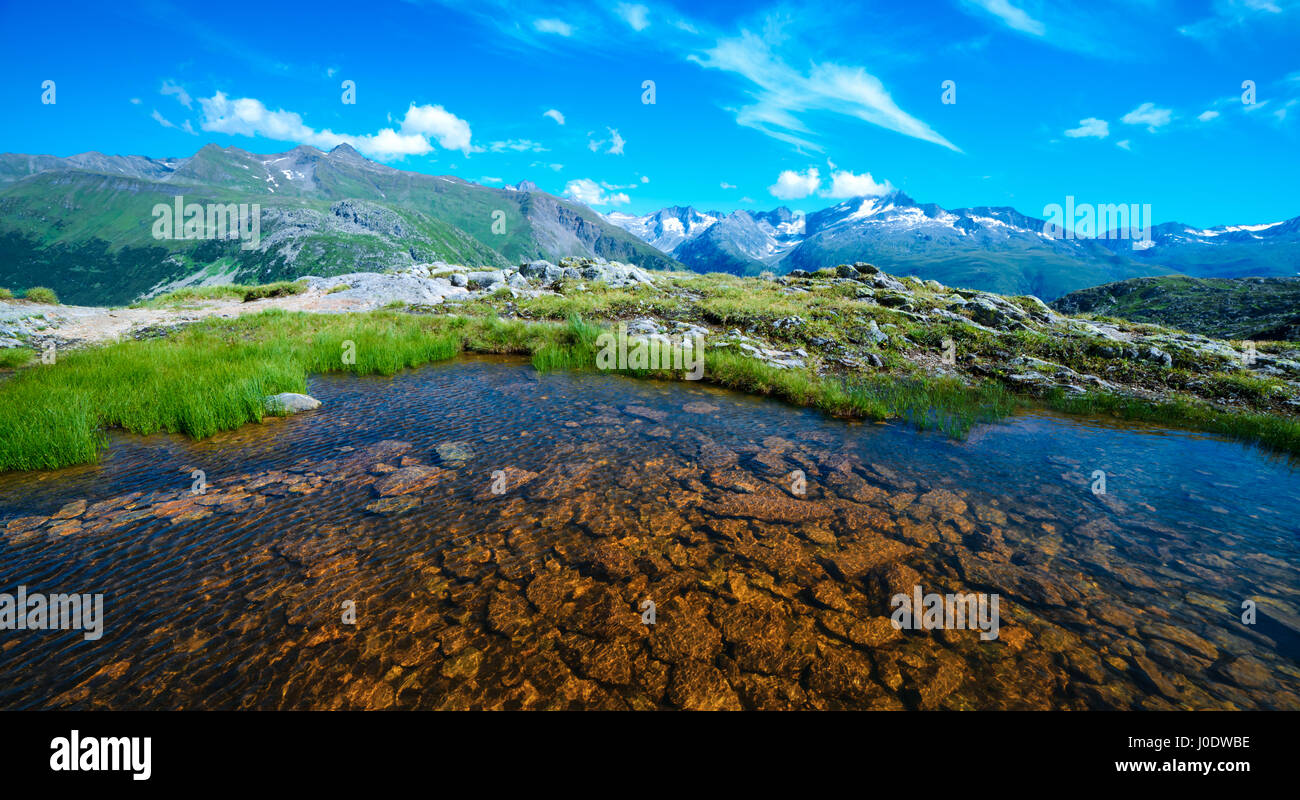 Magnifique vue sur petit lac près de Totensee lac sur le haut de Grimselpass. Alpes, Suisse, Europe. Banque D'Images