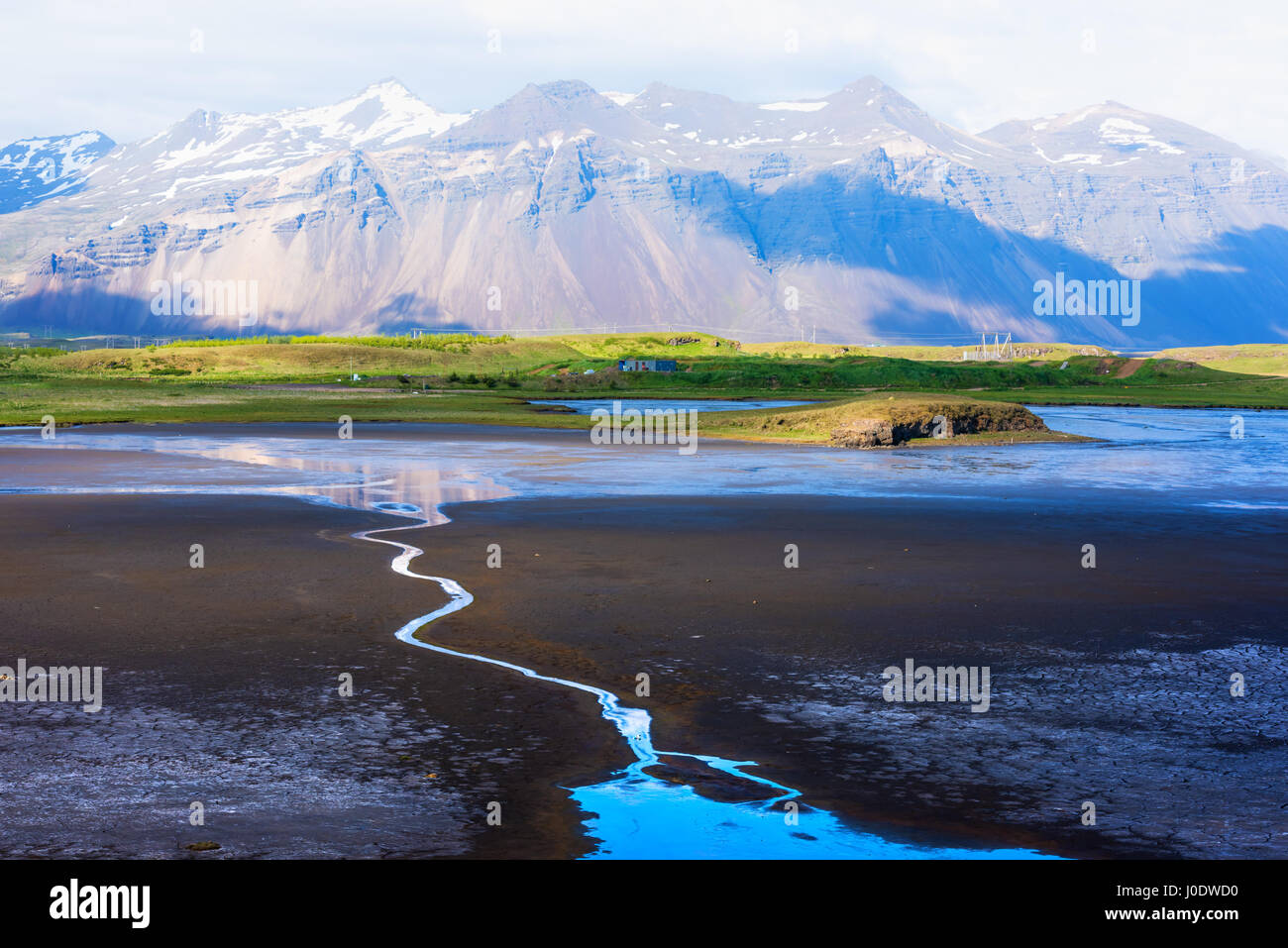 Paysage typique de l'Islande avec road et les montagnes. L'heure d'été Banque D'Images