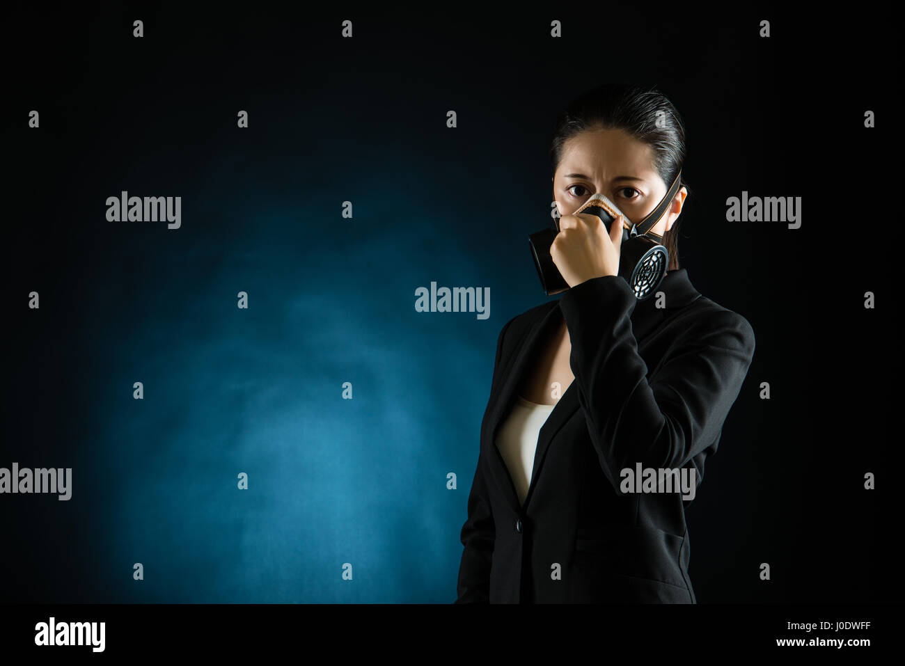 Business Woman odeur odeur portant masque à gaz, isolé sur fond blanc. mixed race chinoise asiatique Banque D'Images