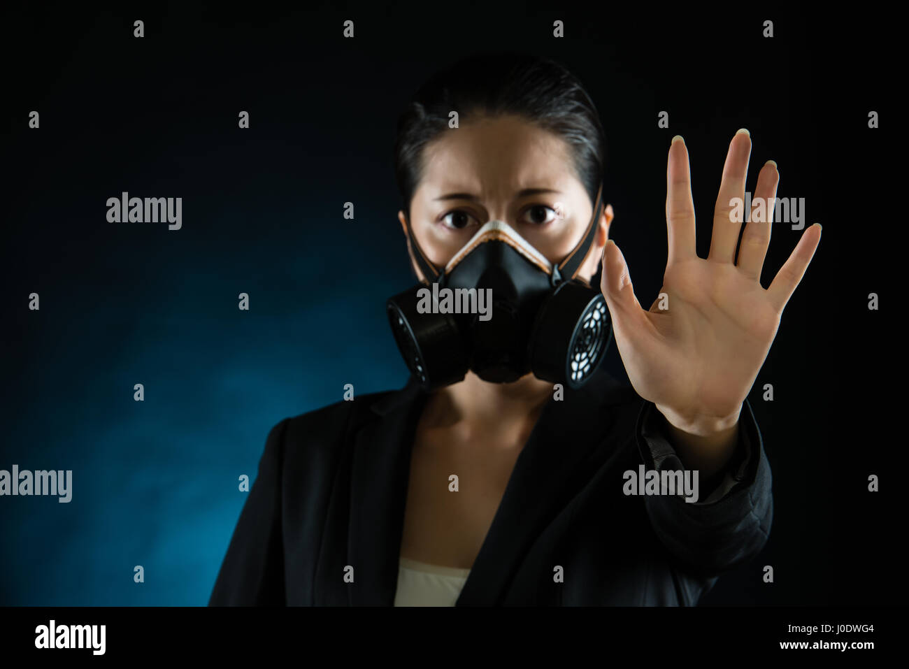 Femme au masque de protection avec des gestes de rejet la main. La pollution atmosphérique sur la santé des gens d'influence de smog. concept de race mixte modèle chinois asiatique Banque D'Images