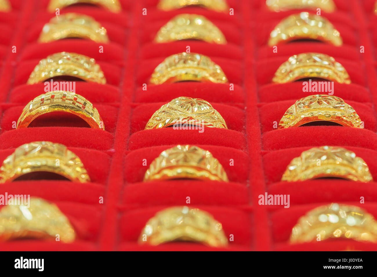 Anneaux d'or dans l'or Showcase at store Banque D'Images
