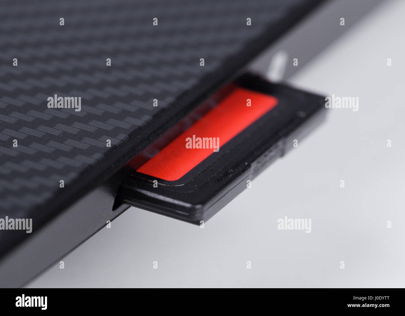 Close up carte SD insérée dans l'emplacement pour ordinateur portable Banque D'Images