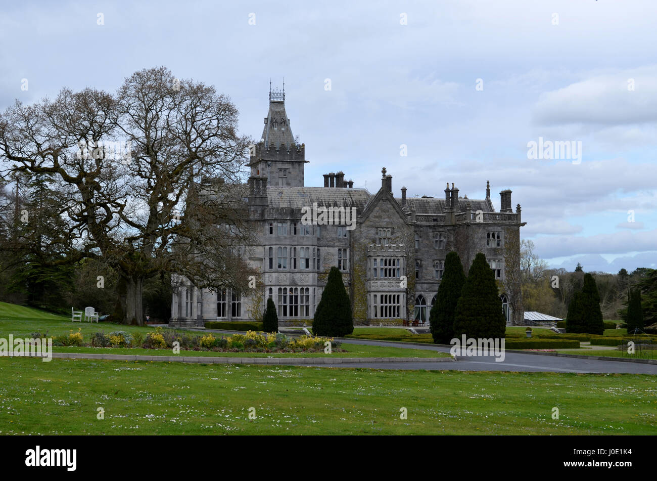 L'Irlande Adare Manor et motifs verts luxuriants autour de lui. Banque D'Images