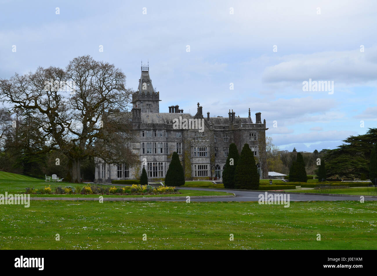 Adare Manor avec paysage luxuriant et parc entourant la propriété. Banque D'Images