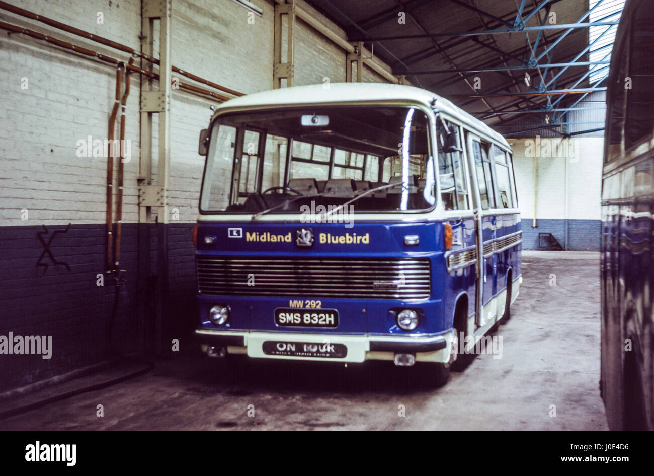 L'Écosse, Royaume-Uni - 1973 : image Vintage de bus. Bedford VAS5 MW Majesteuse292 exploité par Alexander Midland Bluebird (numéro d'inscription SMS 832H). Banque D'Images