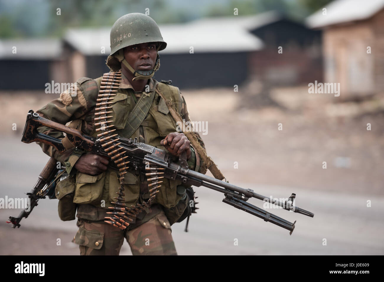 Un soldat des FARDC au cours d'opérations contre la milice M23 près de Goma, est de la République démocratique du Congo (RDC) Banque D'Images