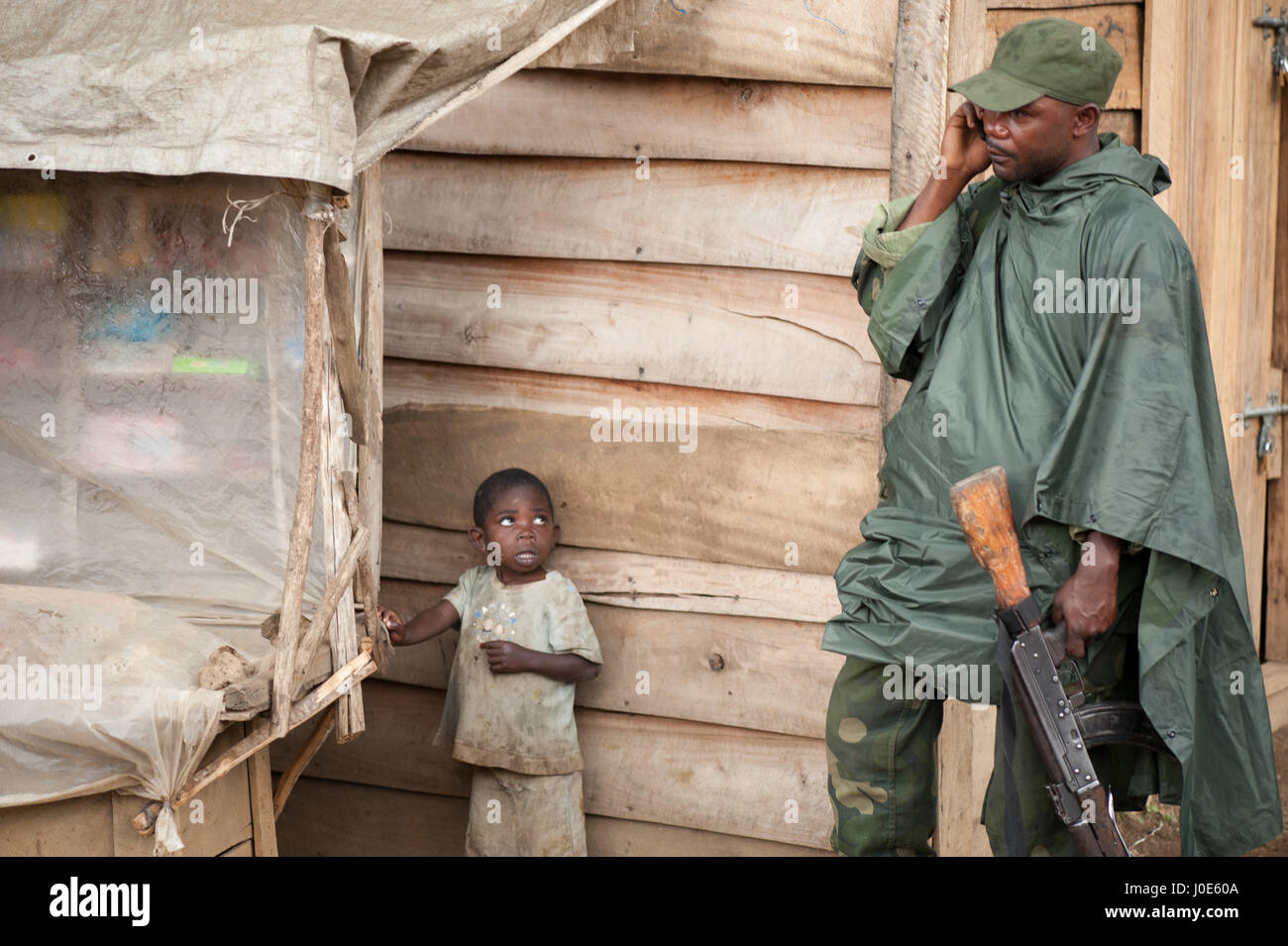 L'armée nationale de la RDC (FARDC) soldat à Tongo, RDC, au cours d'opérations contre les milices FDLR, près du Parc National des Virunga. Banque D'Images