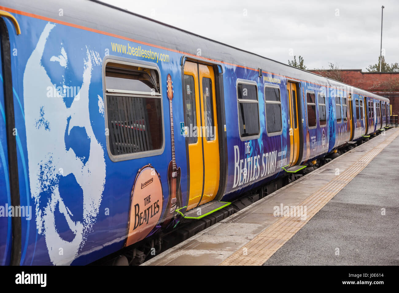 Train électrique Merseyrail couvert de logos Beatles. Banque D'Images