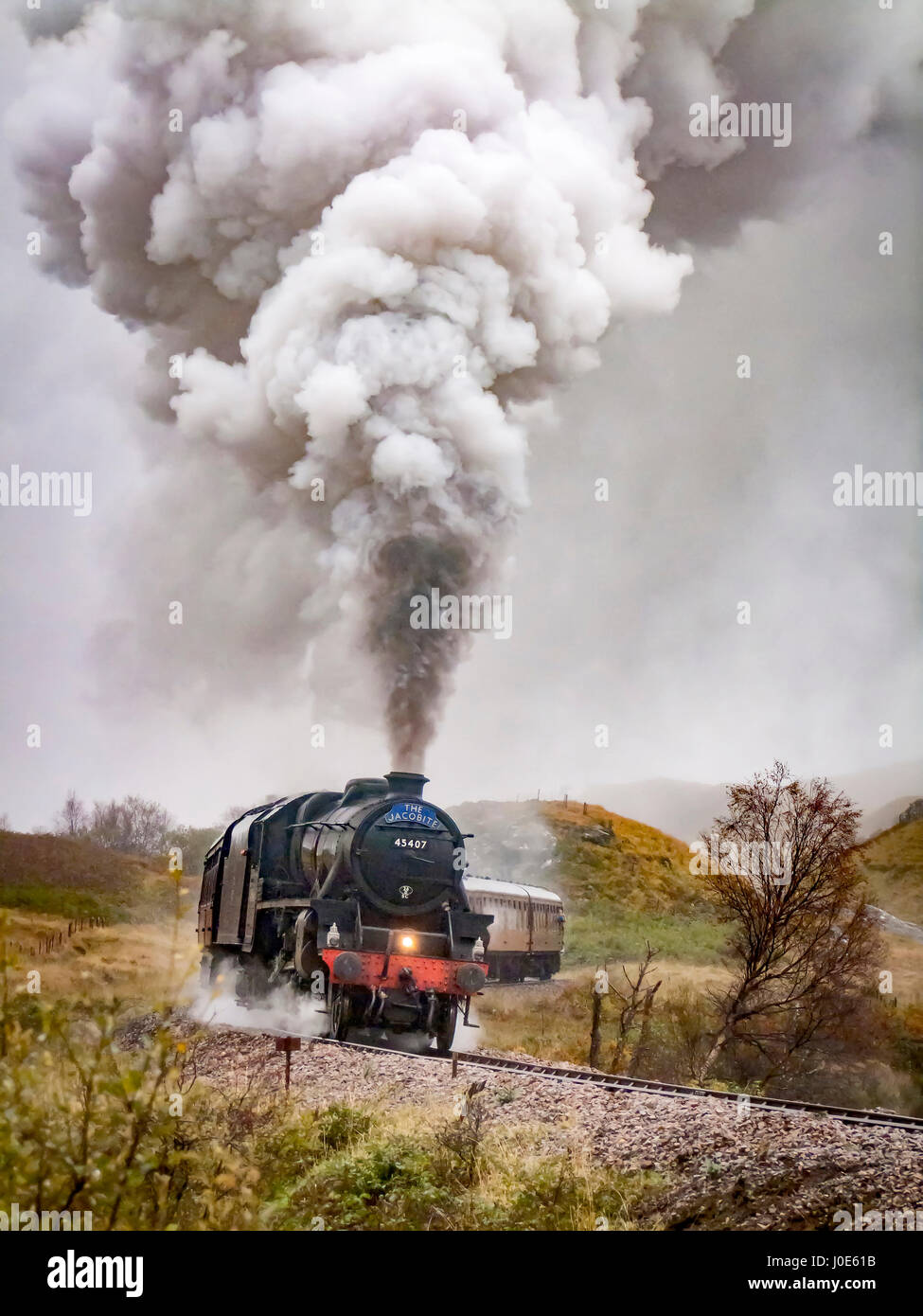 Le Fusilier Lancashire cinq noir le transport de la locomotive à vapeur train Jacobite sur le West Highland Railway de Fort William à Mallaig. Banque D'Images