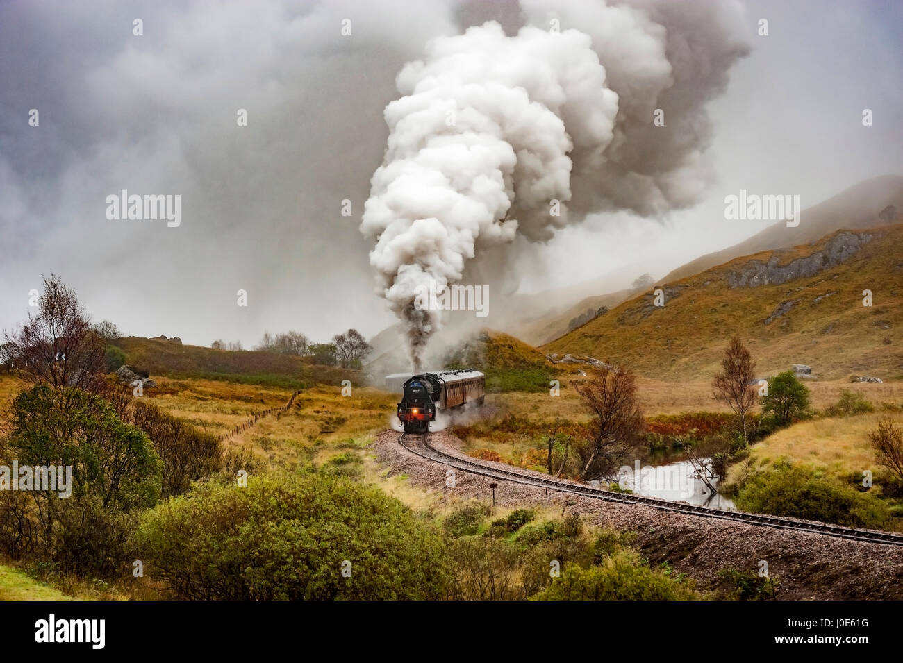 Le Fusilier Lancashire cinq noir le transport de la locomotive à vapeur train Jacobite sur le West Highland Railway de Fort William à Mallaig. Banque D'Images