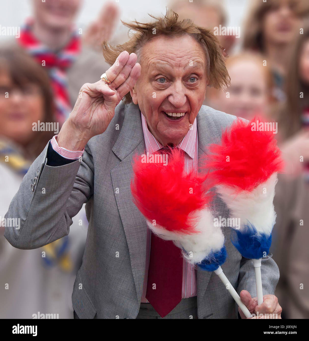 Ken Dodd avec bâtonnets de chatouillement salue. Banque D'Images