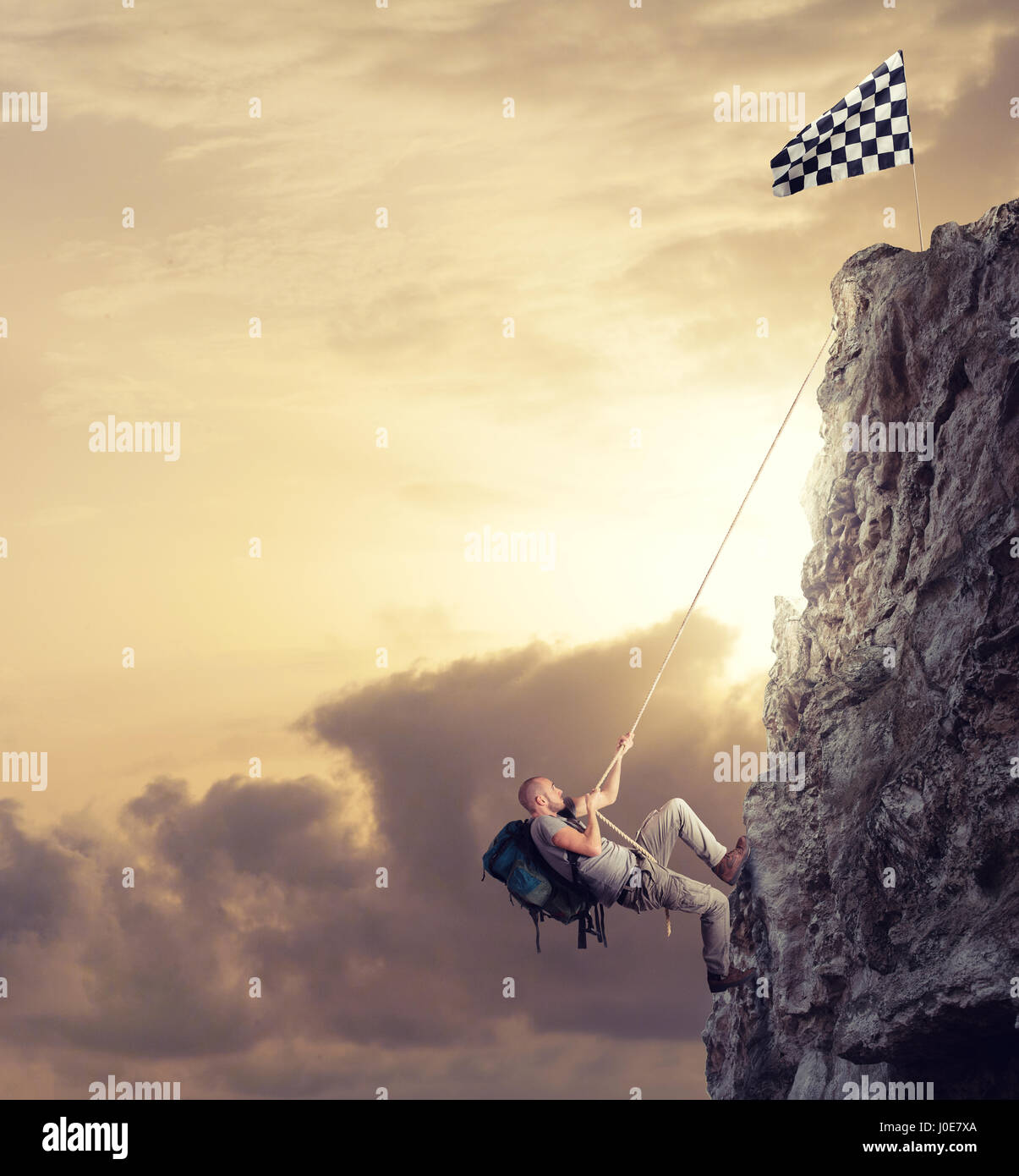 Businessman escalader une montagne d'obtenir le drapeau. Réalisation des objectifs commerciaux et difficile notion de carrière Banque D'Images Businessman escalader une montagne d'obtenir le drapeau. Réalisation des objectifs commerciaux et difficile notion de carrière Banque D'Images