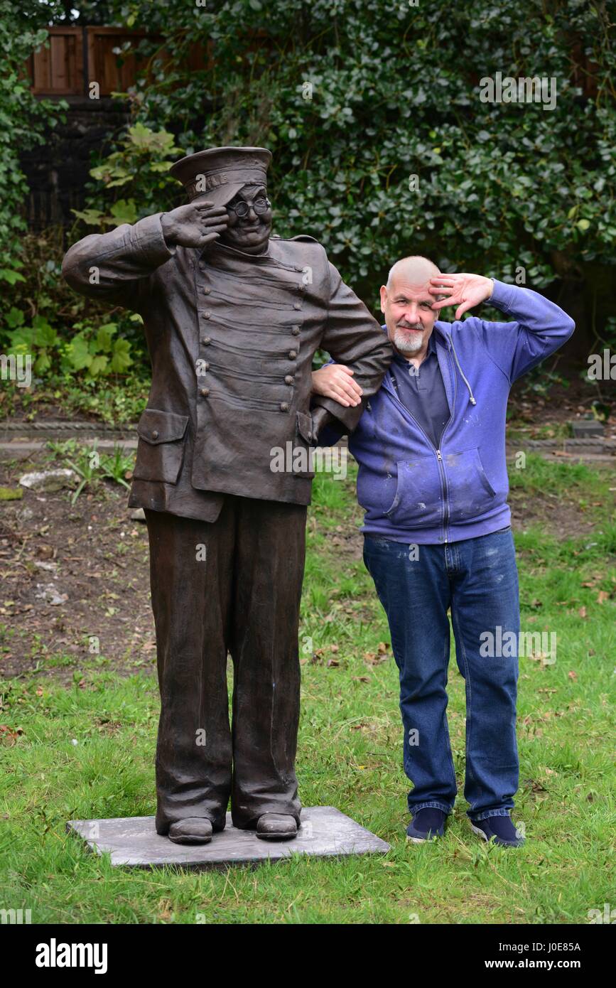 Sculpteur sur Barnsley Graham Ibbeson avec une sculpture qu'il a faite du comédien Benny Hill. Banque D'Images