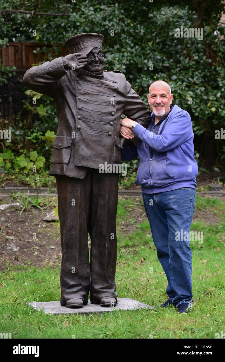 Sculpteur sur Barnsley Graham Ibbeson avec une sculpture qu'il a faite du comédien Benny Hill. Banque D'Images