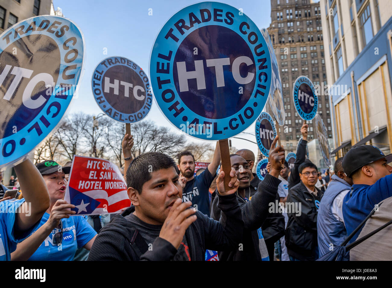 New York, New York, USA. Apr 11, 2017. Les travailleurs de la Nouvelle York Hotel & Motel Trades Council a organisé une manifestation le 11 avril 2017 ; à l'encontre des conseillers financiers, un propriétaire de l'El San Juan Hotel, aux mauvais traitements et l'exploitation des travailleurs de l'hôtel à Puerto Rico. Le lundi, des conseillers financiers, un hedge fund américain jouant un rôle sur la crise de la dette, a commencé le remplacement de long-temps avec des femmes plus jeunes - et en refusant de négocier un contrat de travail équitable. Credit : PACIFIC PRESS/Alamy Live News Banque D'Images