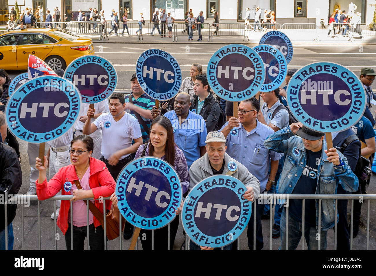 New York, New York, USA. Apr 11, 2017. Les travailleurs de la Nouvelle York Hotel & Motel Trades Council a organisé une manifestation le 11 avril 2017 ; à l'encontre des conseillers financiers, un propriétaire de l'El San Juan Hotel, aux mauvais traitements et l'exploitation des travailleurs de l'hôtel à Puerto Rico. Le lundi, des conseillers financiers, un hedge fund américain jouant un rôle sur la crise de la dette, a commencé le remplacement de long-temps avec des femmes plus jeunes - et en refusant de négocier un contrat de travail équitable. Credit : PACIFIC PRESS/Alamy Live News Banque D'Images