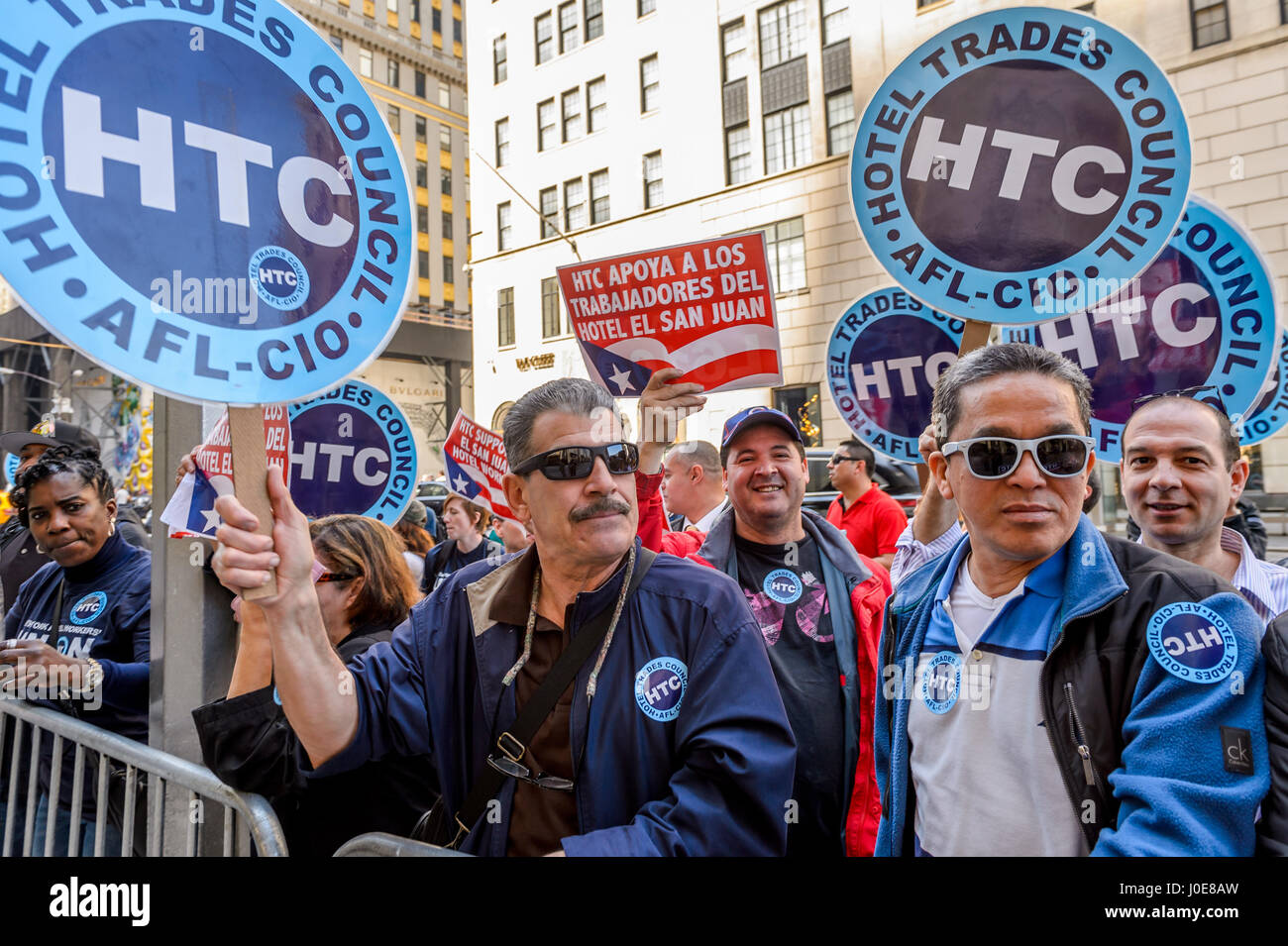 New York, New York, USA. Apr 11, 2017. Les travailleurs de la Nouvelle York Hotel & Motel Trades Council a organisé une manifestation le 11 avril 2017 ; à l'encontre des conseillers financiers, un propriétaire de l'El San Juan Hotel, aux mauvais traitements et l'exploitation des travailleurs de l'hôtel à Puerto Rico. Le lundi, des conseillers financiers, un hedge fund américain jouant un rôle sur la crise de la dette, a commencé le remplacement de long-temps avec des femmes plus jeunes - et en refusant de négocier un contrat de travail équitable. Credit : PACIFIC PRESS/Alamy Live News Banque D'Images