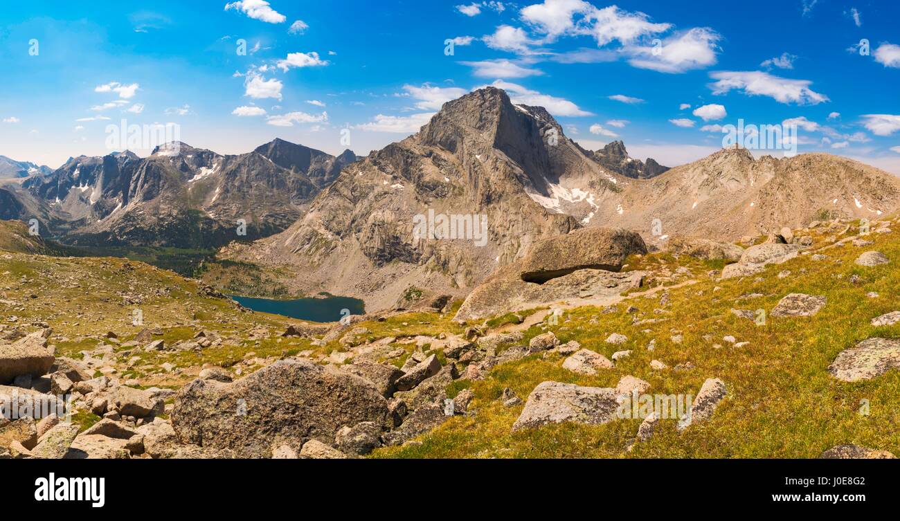 Dominant la vallée de l'embranchement nord de la rivière popo agie (à gauche) et le pic à tête de lézard (centre) dans la gamme de Wind River, shoshone fores national Banque D'Images